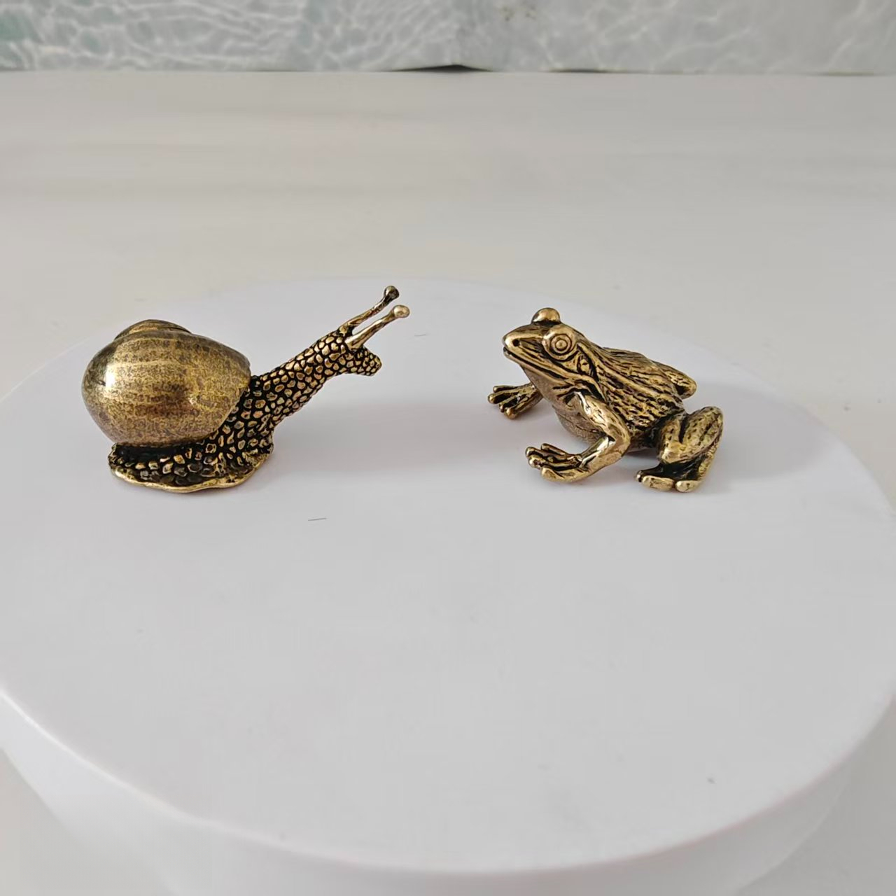 Marine Aquarium Mini - قطعتان من زينة الضفادع والحلزونات النحاسية